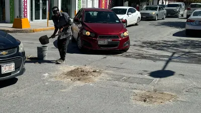 Habitantes del Barrio Alto realizan bacheo voluntario con tierra y escombro