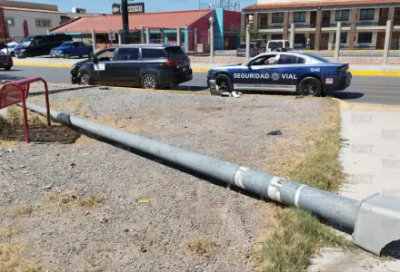Chocan dos vehículos frente a Pueblito Mexicano; dañan poste y barda de hotel