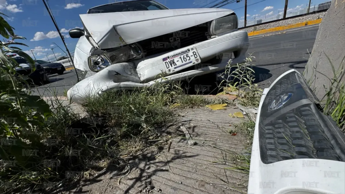Poste cae sobre vehículo estacionado tras accidente en el eje vial
