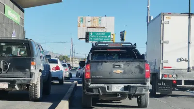 Falla de semáforo colapsa el tráfico en eje vial Juan Gabriel y Minatitlán