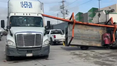 Vuelca tráiler tras choque en calle Costa de Marfil