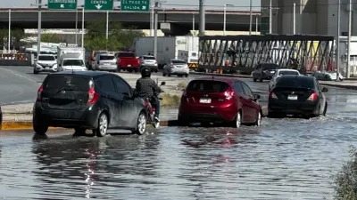 Encharcamiento deja solo un carril transitable en la Talamás Camandari
