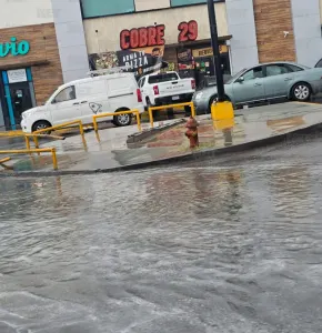 Reportan encharcamientos en varias avenidas de Juárez tras lluvias