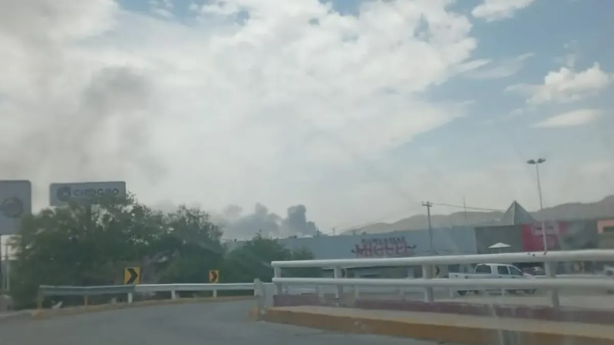 Incendio en recicladora del kilómetro 26 sigue activo tras más de seis horas