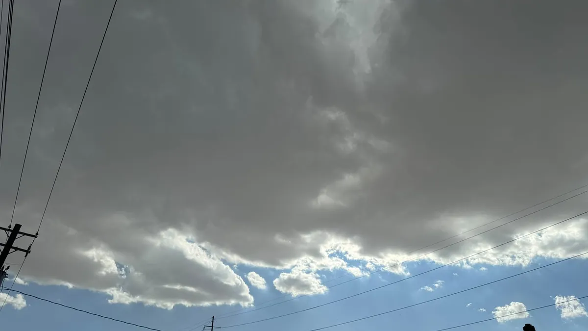 Lluvia inesperada deja encharcamientos en el sur de Juárez