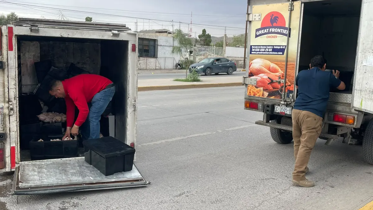Vuelca camioneta cargada con pollos tras choque en Municipio Libre