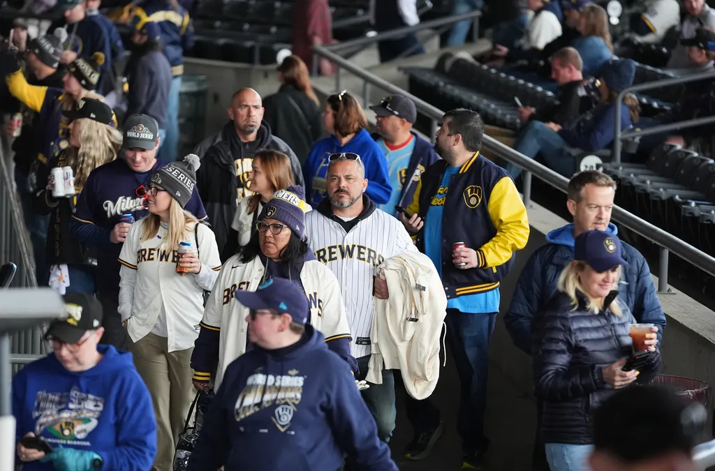 Celebran en calles de Milwaukee primer título de Serie Mundial de los Cerveceros