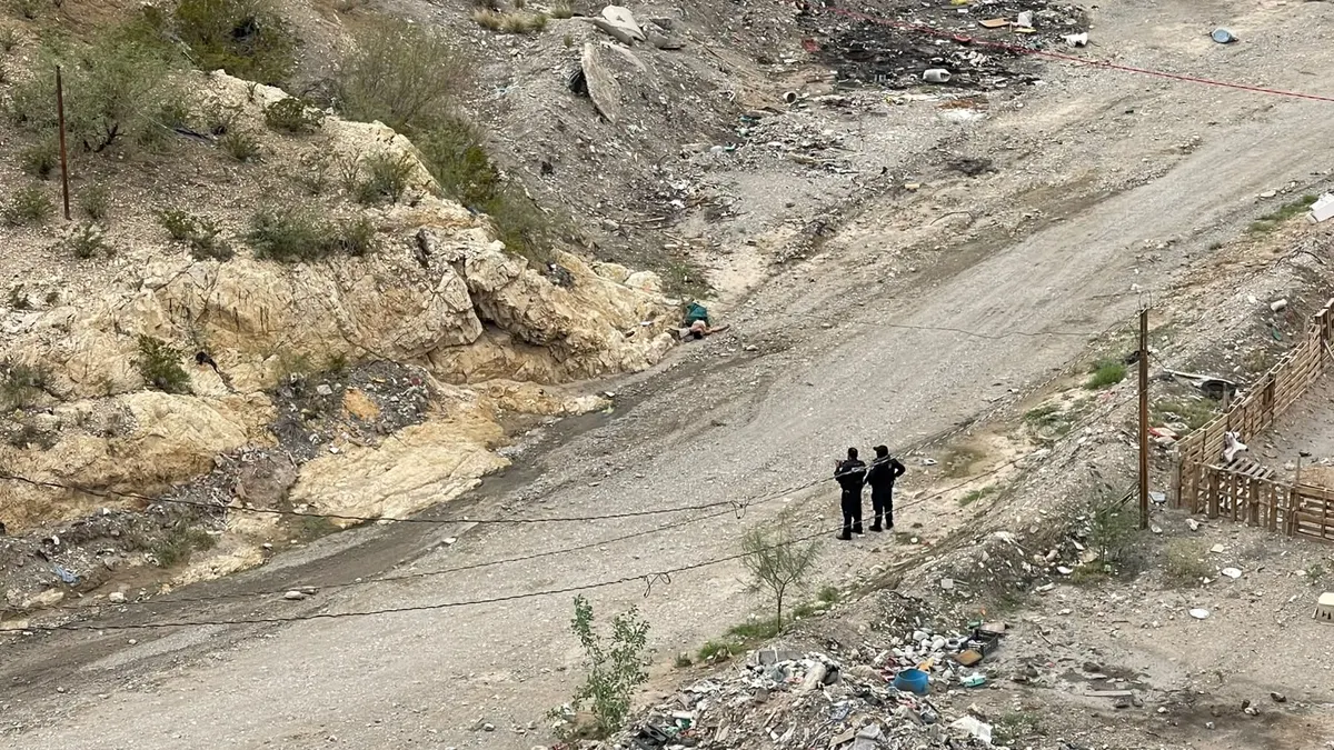 Localizan persona sin vida envuelta en cobija en terracería de Felipe Ángeles