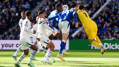 Sale Dibu Martínez en camilla tras choque de cabezas en duelo Chelsea vs Everton