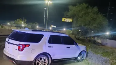 Joven choca camioneta contra banqueta y queda con los neumáticos destrozados
