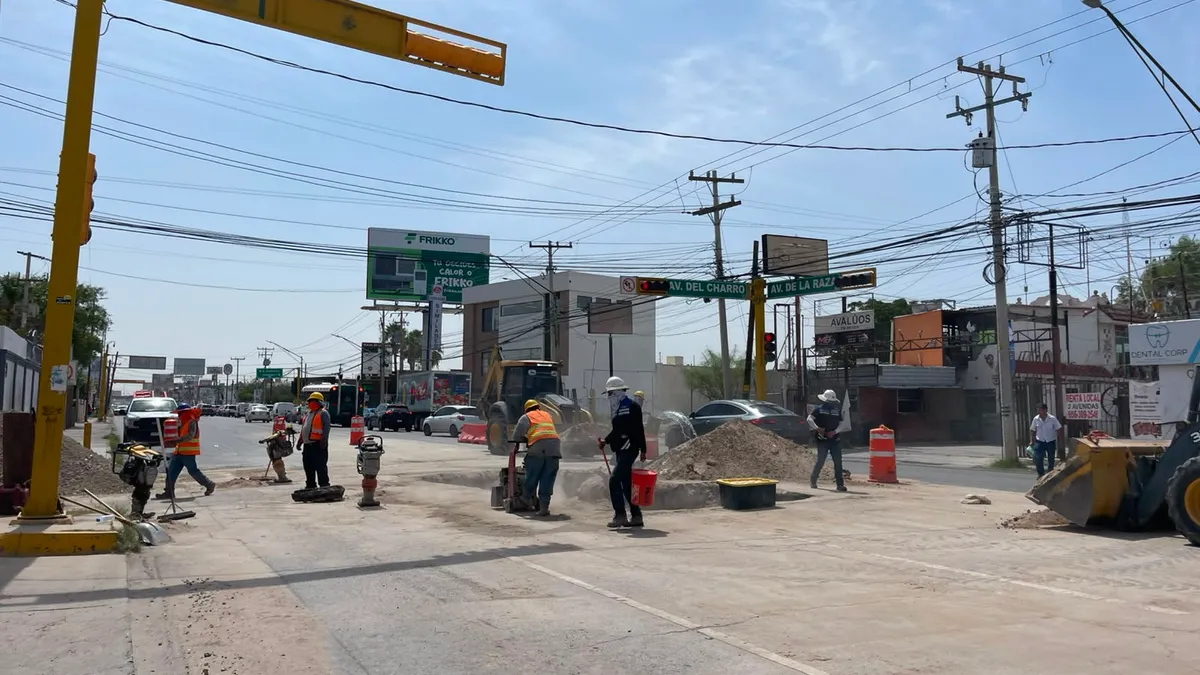 Reparan socavón en avenida De la Raza; prevén reabrir hoy la circulación