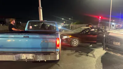 Conductor se pasa semáforo y provoca fuerte choque en Santiago Troncoso