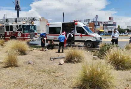 Vuelca conductor en Las Américas tras perder control por llanta baja