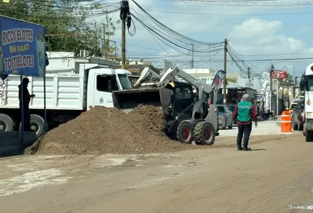 Despliegan maquinaria para limpiar lodo de las calles en Puerto de Palos