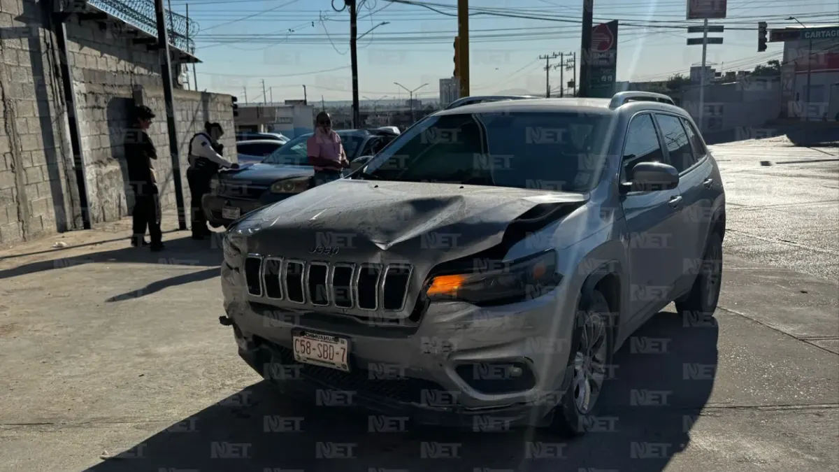 Queda mujer atrapada tras choque en Carlos Amaya y Cartagena