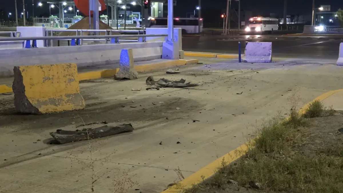 Conductor ebrio choca y destroza muro al intentar ganarle al semáforo