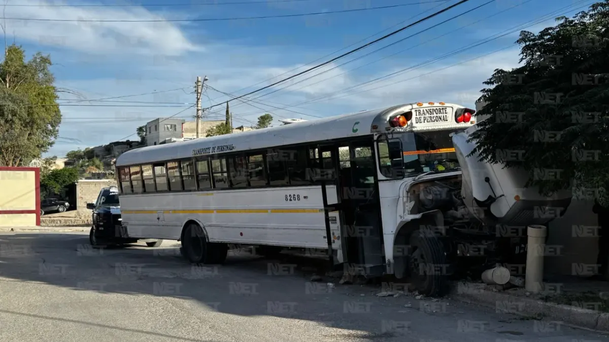 Camión pierde el control y se estrella contra casa en colonia Juárez