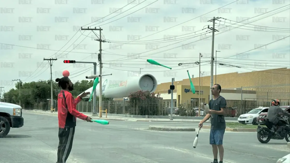 Compran aficionados jerseys y botanas antes del debut de México en el Mundial