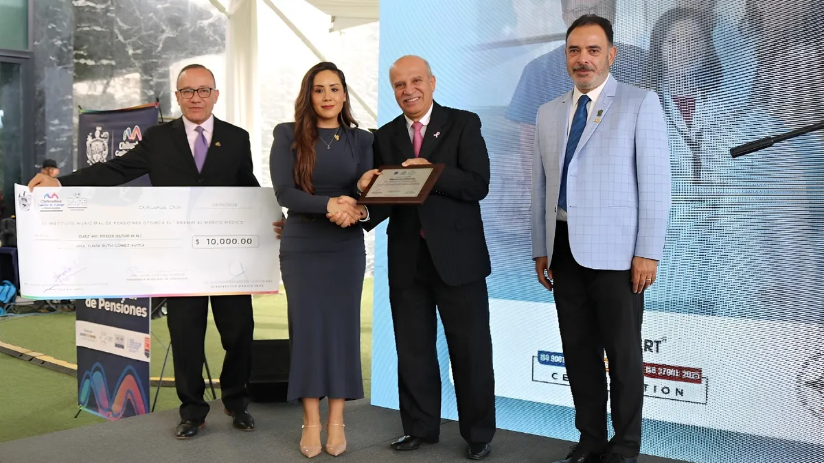 Entregan Premio al Mérito Médico a doctora del IMPE en Chihuahua