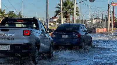 Persisten encharcamientos en calles de Juárez tras lluvias de ayer