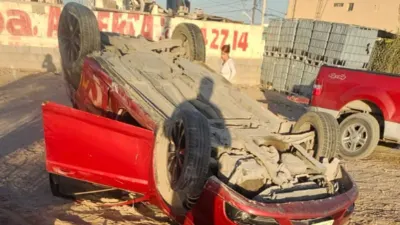 Vuelca automóvil en curva de la Talamás Camandari