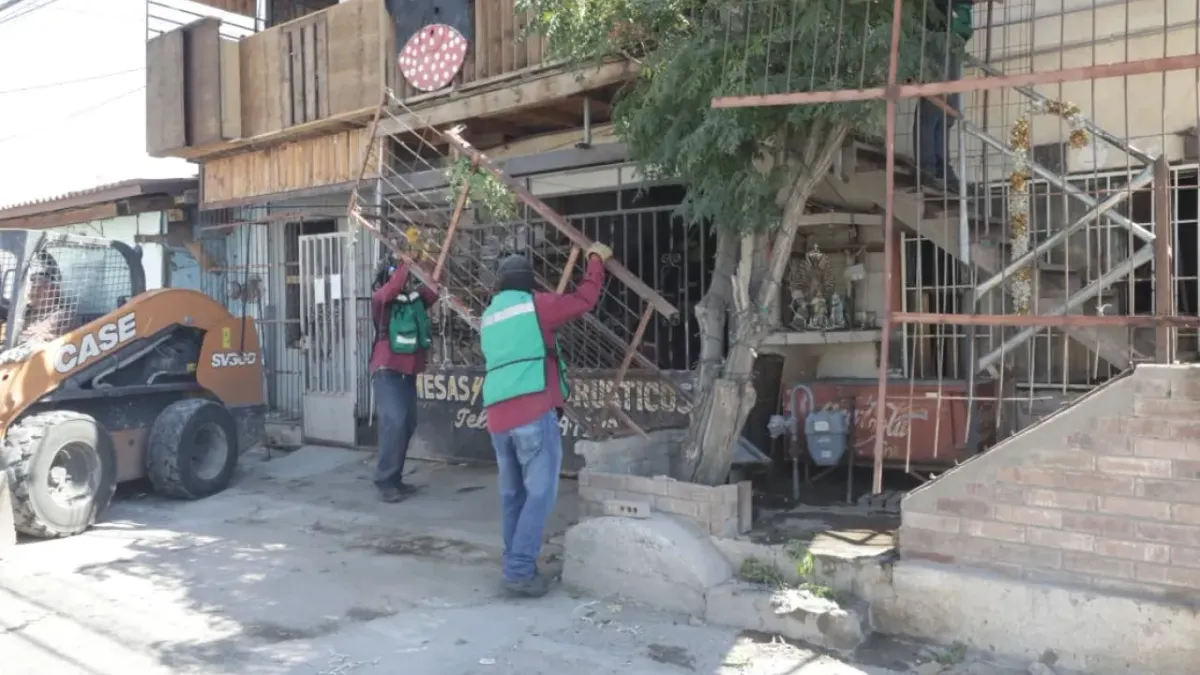 Retiran estructuras de negocio que invadía banqueta en colonia Azteca