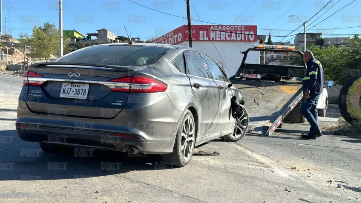 Vuelca auto con placas de Texas en la División del Norte y conductor huye