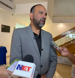 Denuncia alcalde que Estado y JMAS fingieron apoyo durante lluvias en Juárez