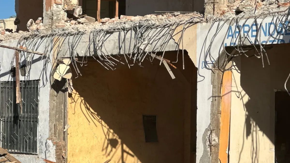 Demuelen antiguo Hotel Olivia por riesgo de colapso en la Zona Centro
