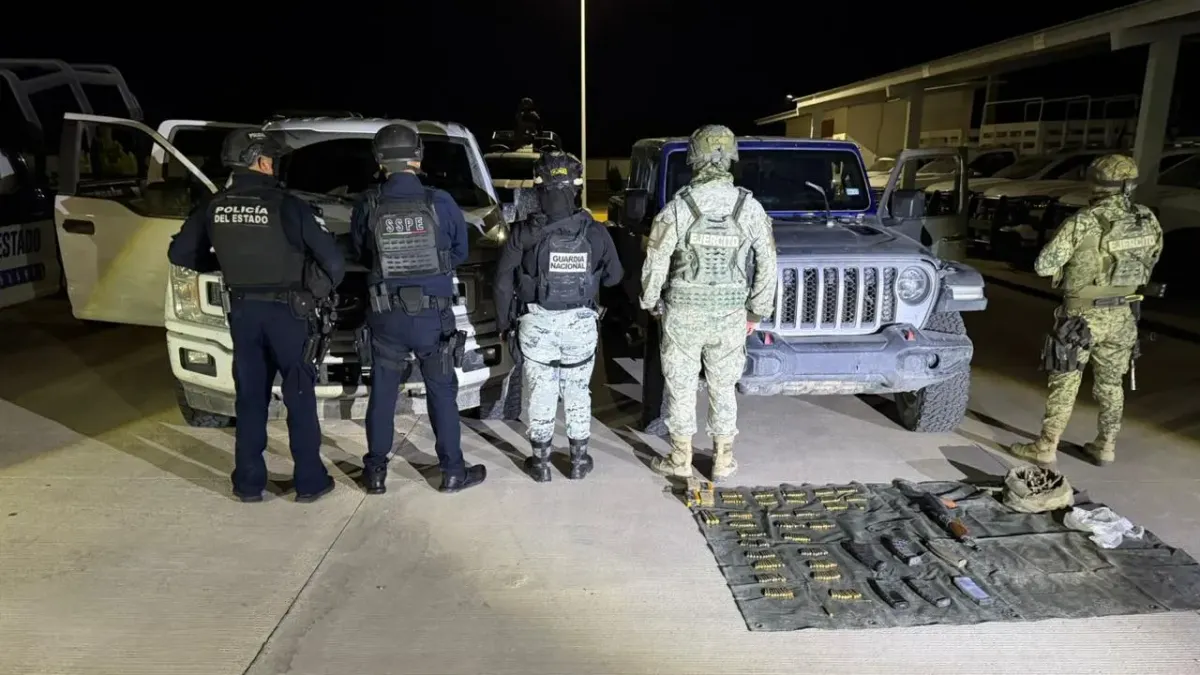 Aseguran AK-47, ponchallantas y camionetas robadas en operativo en Ojinaga