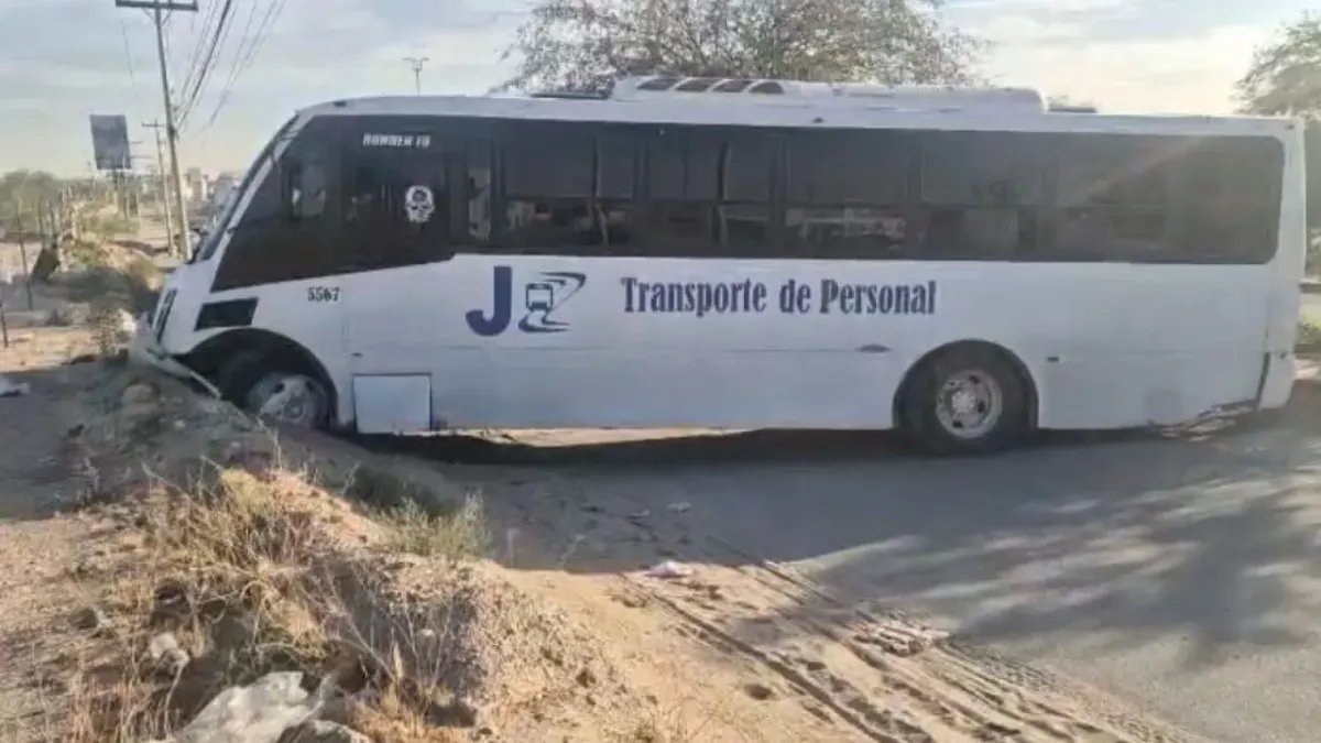 Camión con 10 pasajeros se sale del camino al evitar choque con unidad averiada