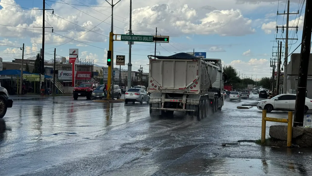 Lluvia inesperada deja encharcamientos en el sur de Juárez