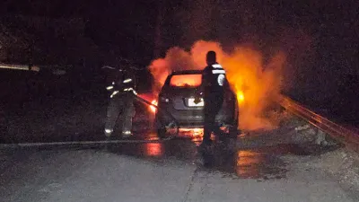 Corto circuito provoca incendio de auto en el Camino Real