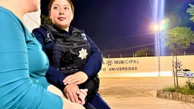 Auxilian policías a mujer salvadoreña que no tenía dónde pasar la noche