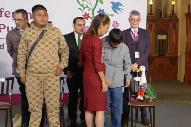 Recibe Sheinbaum al pato Merlín y a su familia en conferencia mañanera