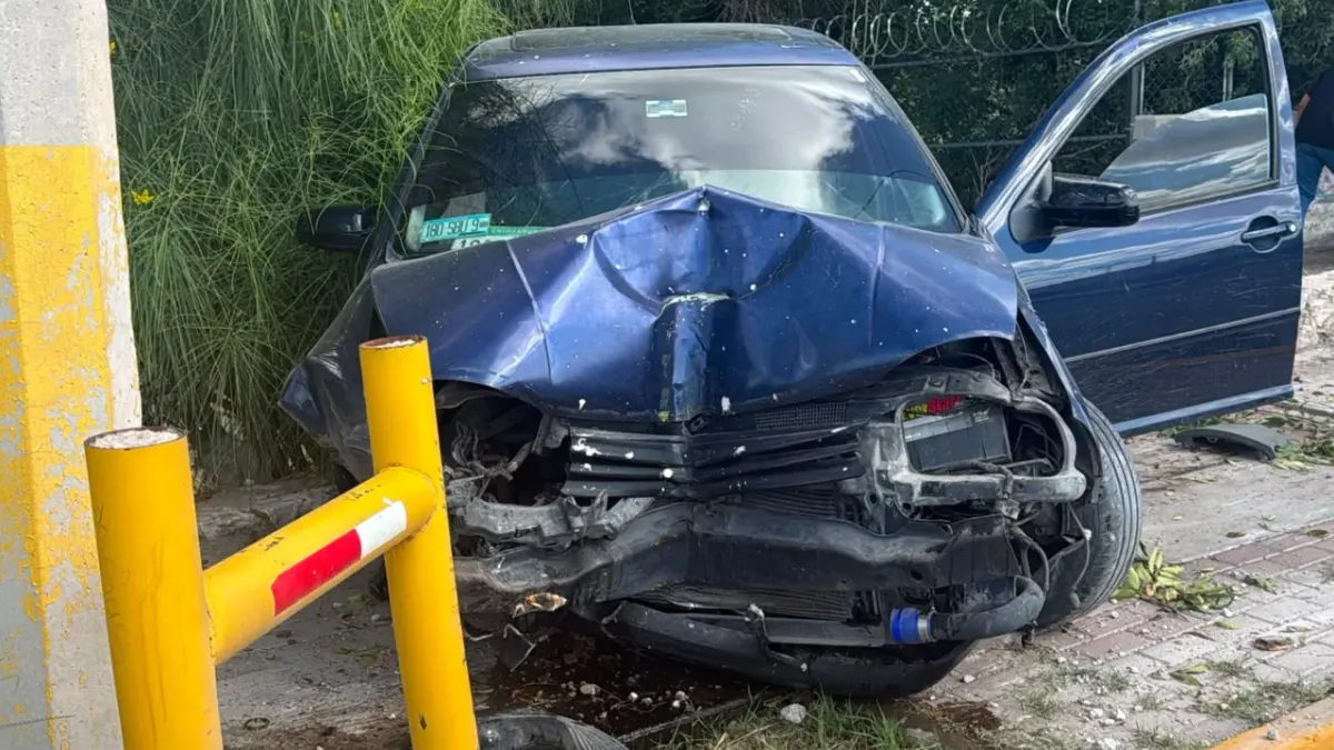 Pierde control del volante y choca contra barrera de contención en la J. Bermúdez