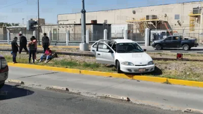 Chocan dompe y auto en el eje vial Juan Gabriel; conductora sufre crisis nerviosa