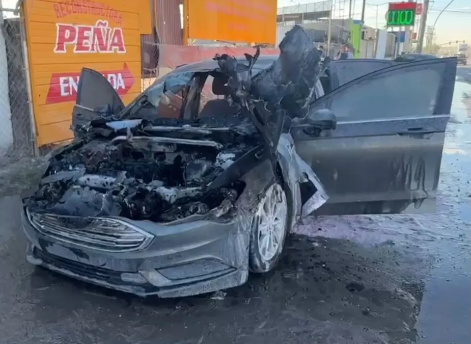 Se incendia auto en bulevar Manuel Gómez Morín; conductora sale ilesa