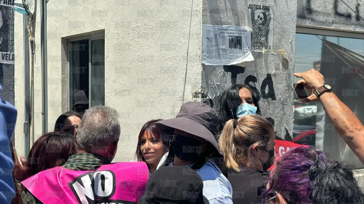 Bloquean manifestantes bulevar Zaragoza frente a la FEM