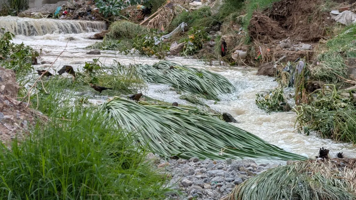 Lluvias arrancan pavimento en la calle Santiago de la colonia Fronteriza