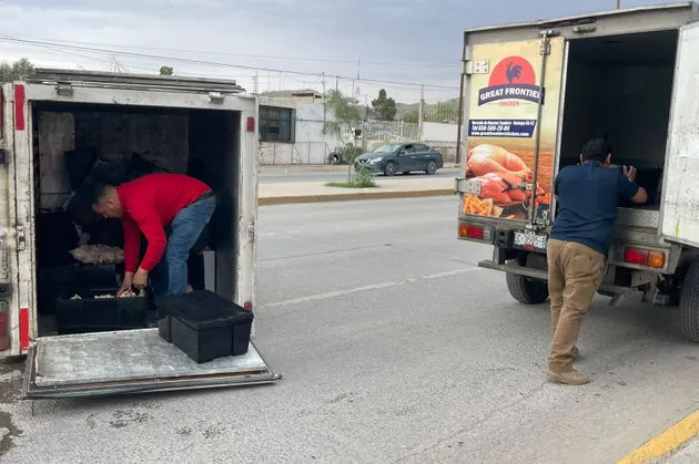 Vuelca camioneta cargada con pollos tras choque en Municipio Libre