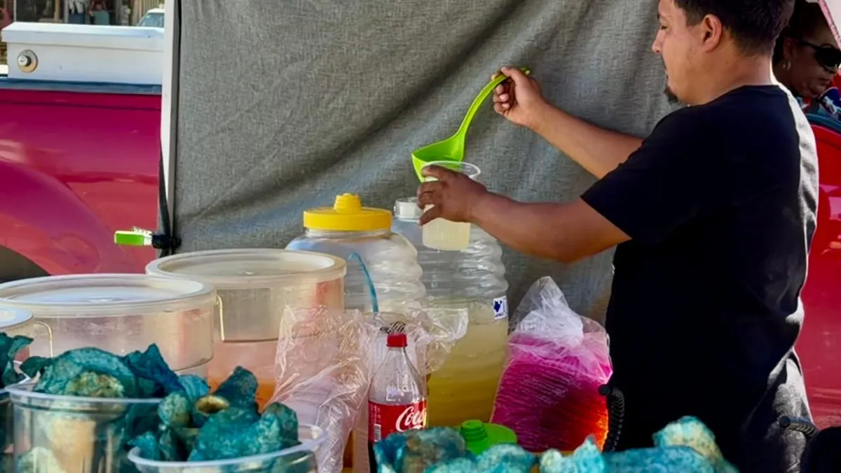Mantiene Roberto su negocio de aguas frescas y papas locas en la Gómez Morín