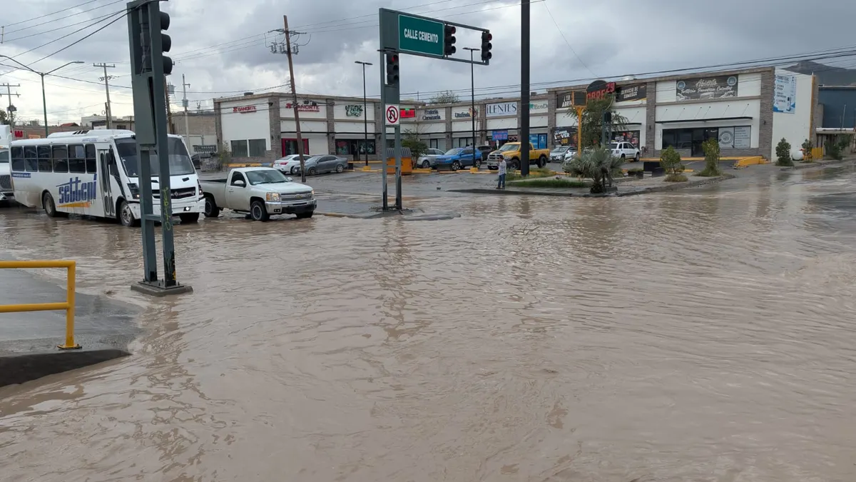 Se registran encharcamientos en avenida de los Aztecas y calle Cemento