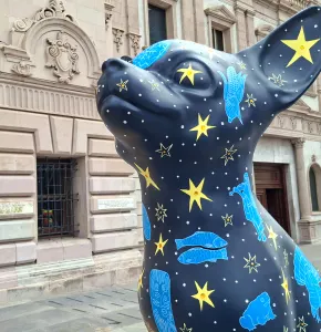 Artistas locales intervienen esculturas de perros chihuahua para el Ficuu