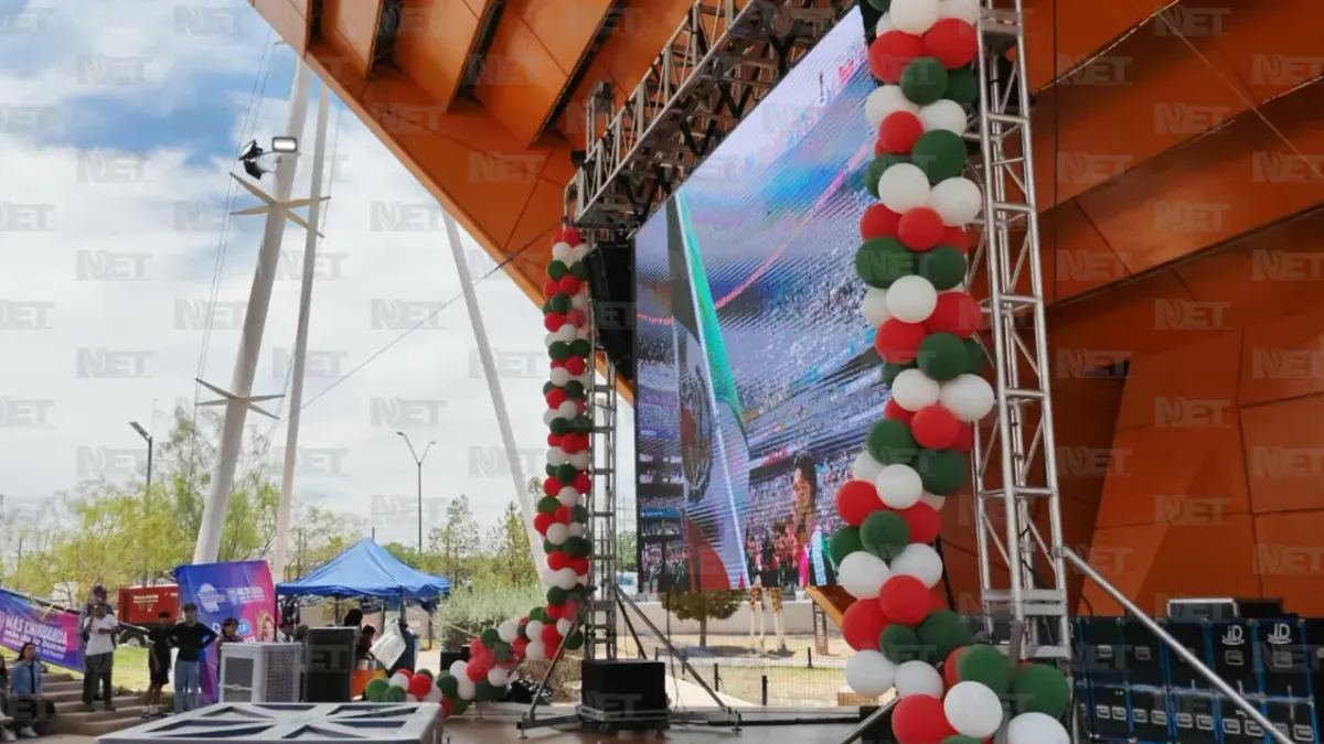 Disfrutan juarenses partido inaugural del Mundial en Parque Central