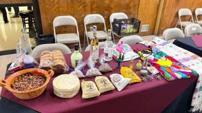 Exhiben artesanías y gastronomía oaxaqueña en el Parque Borunda