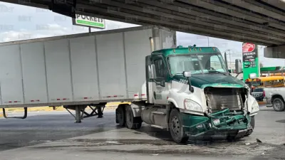 Tráiler intenta ganarle el paso al tren y provoca accidente
