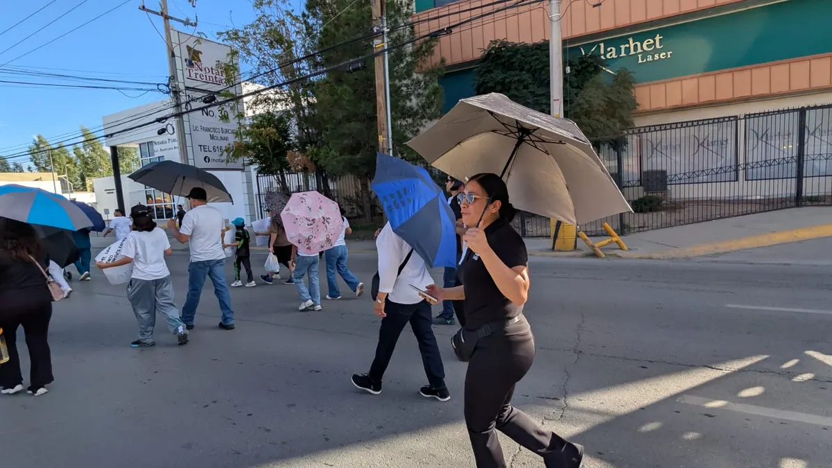 Más de mil trabajadores del IMSS marchan en Juárez; exigen aumento salarial e insumos