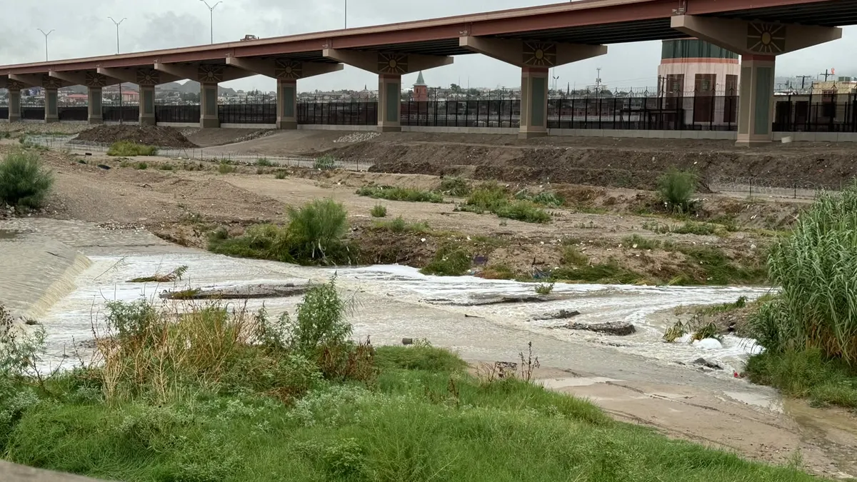 Cierran tramo del viaducto Mártires del 68 por acumulación de agua