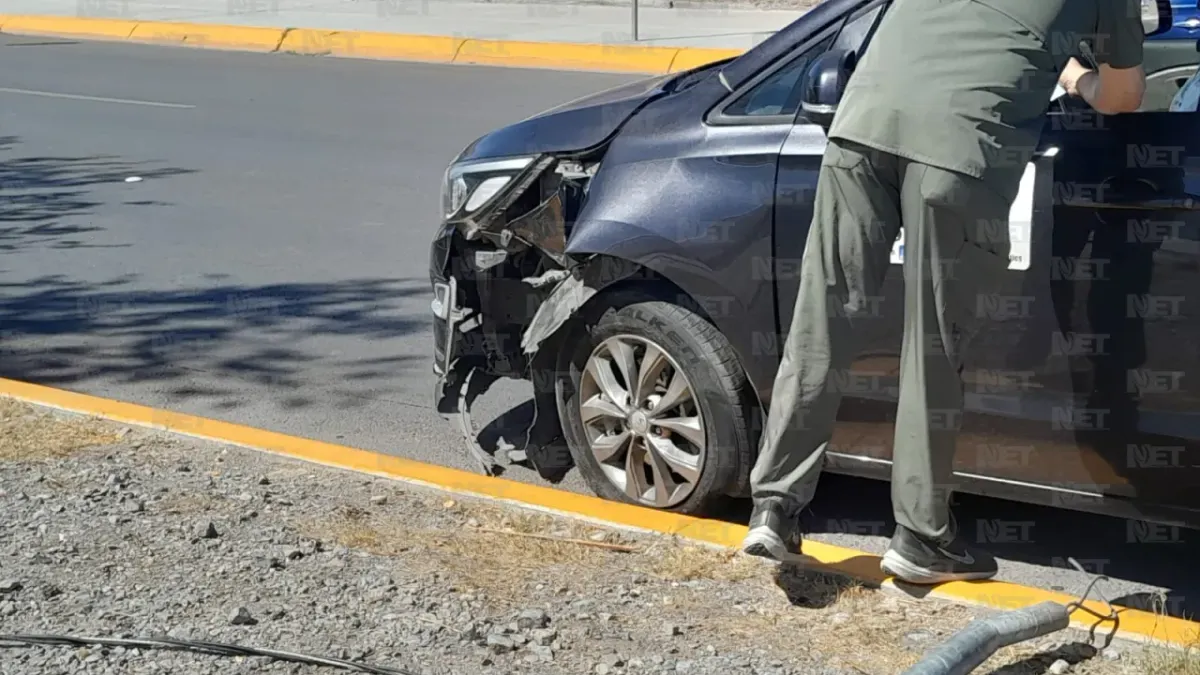 Chocan dos vehículos frente a Pueblito Mexicano; dañan poste y barda de hotel